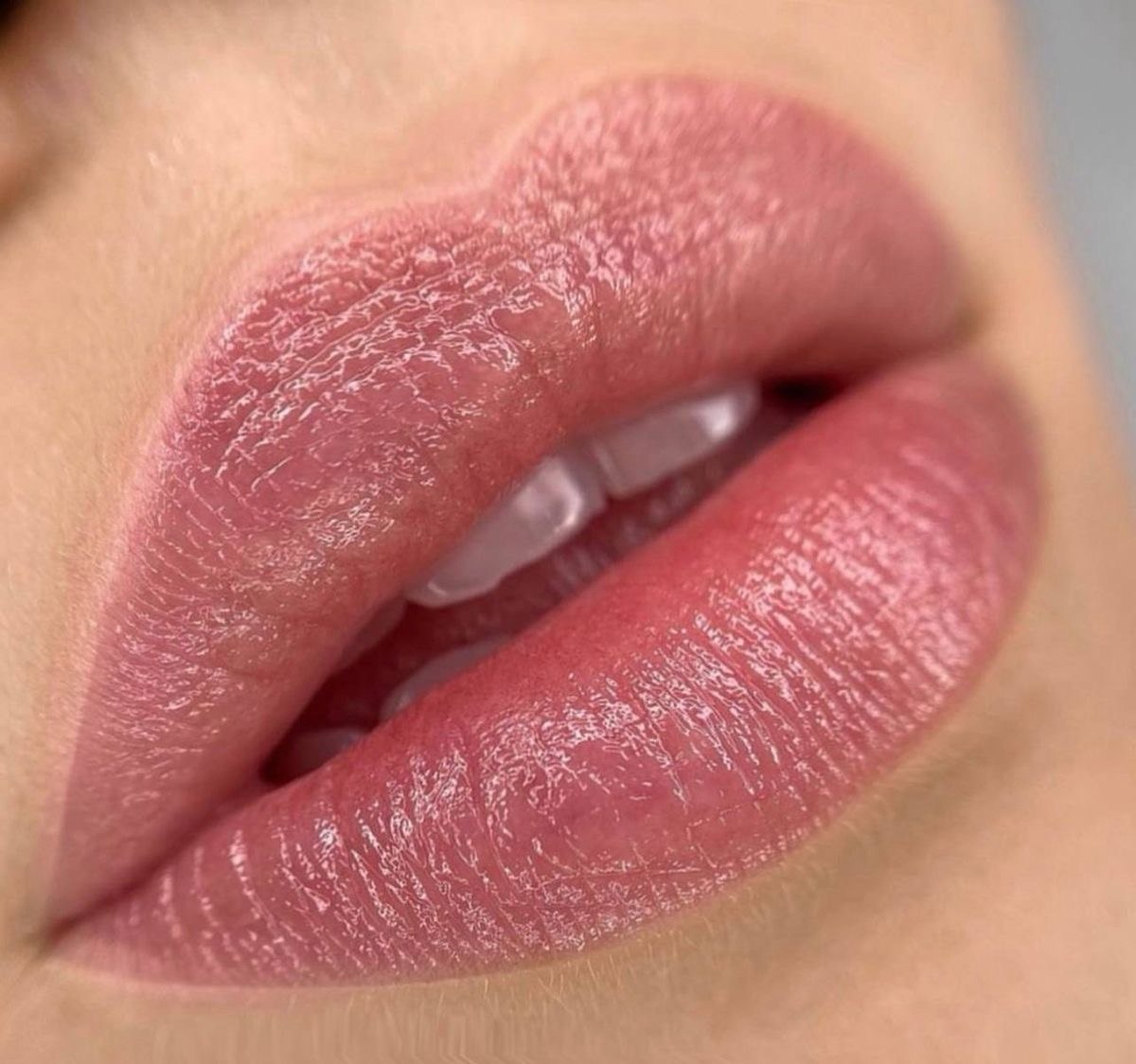 <strong>Watercolor Lips (Soft Translucent Technique)</strong>